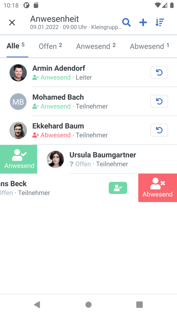 Screenshot App: Beim Check-in in der Personenliste lassen sich nun mittels Wisch-Gesten die Person als anwesend oder abwesend markieren.