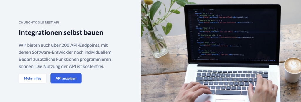 Screenshot der Bewerbung der ChurchTools API. Zu sehen ist links ein Text, der über die API informiert. Rechts ein Bild von einem Laptop mit Code auf dem Bildschirm.